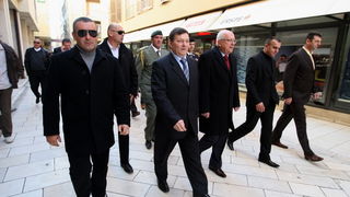 Zadar, 111212. 
Nakon zahvale generalu Anti Gotovini, Zadrani su danas odali priznanje i ratnom zapovjedniku postrojbi specijalne policije Mladenu Markacu. General Markac prosetao je zadarskim Poluotokom te posjetio gradonacelnika Zvonimira Vrancica u nje