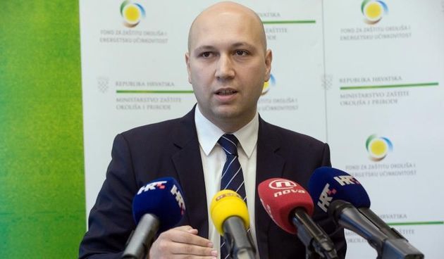 U poslovnom centru Green Gold potpredsjednik Vlade i ministar regionalnog razvoja i fondova Branko Grcic i ministar zastite okolisa i prirode Mihael Zmajlovic dali su izjave za novinare nakon redovnog sastanka projektnog tima Ministarstva i fonda za zasti