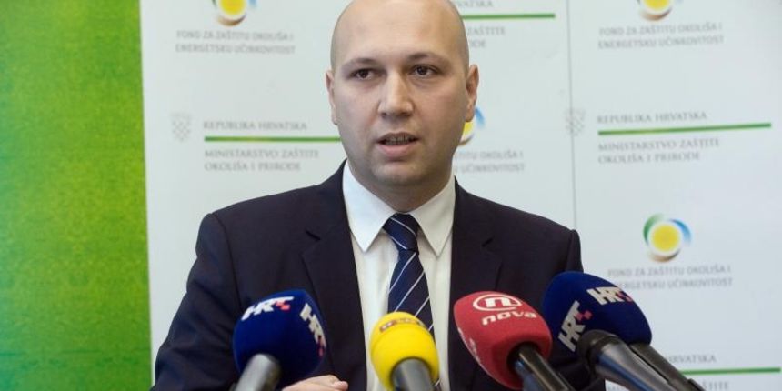 U poslovnom centru Green Gold potpredsjednik Vlade i ministar regionalnog razvoja i fondova Branko Grcic i ministar zastite okolisa i prirode Mihael Zmajlovic dali su izjave za novinare nakon redovnog sastanka projektnog tima Ministarstva i fonda za zasti U poslovnom centru Green Gold potpredsjednik Vlade i ministar regionalnog razvoja i fondova Branko Grcic i ministar zastite okolisa i prirode Mihael Zmajlovic dali su izjave za novinare nakon redovnog sastanka projektnog tima Ministarstva i fonda za zasti