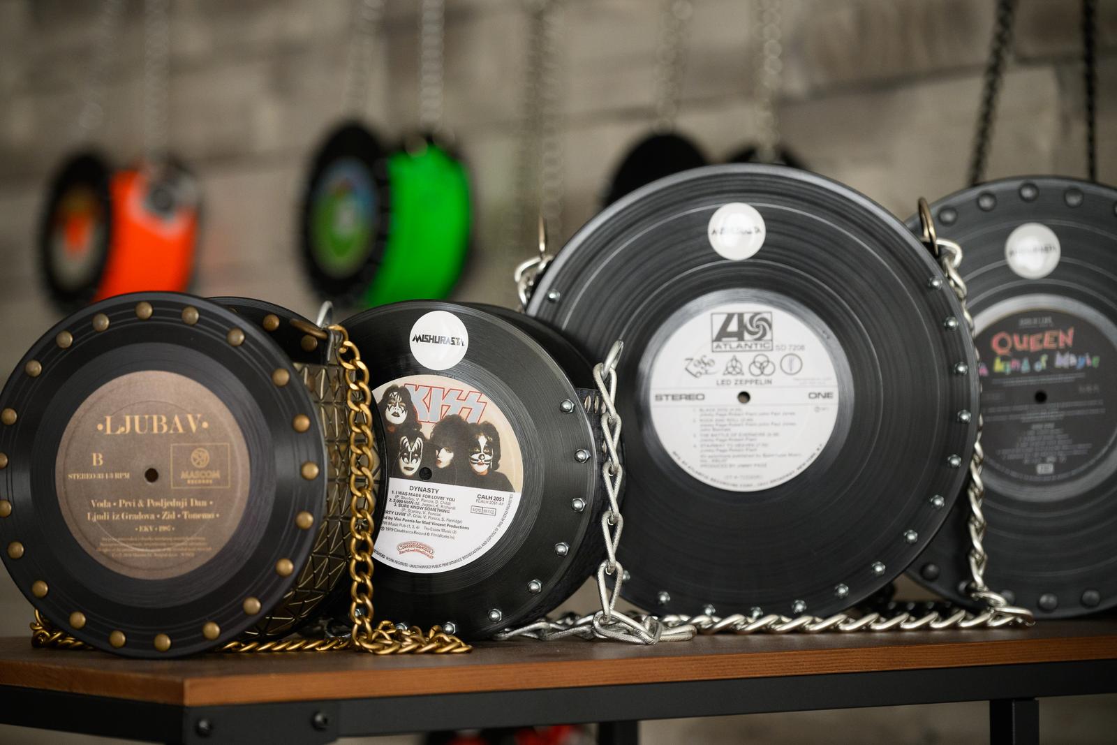 Miljana Jovičić proizvodi torbice od starih gramofonskih ploča