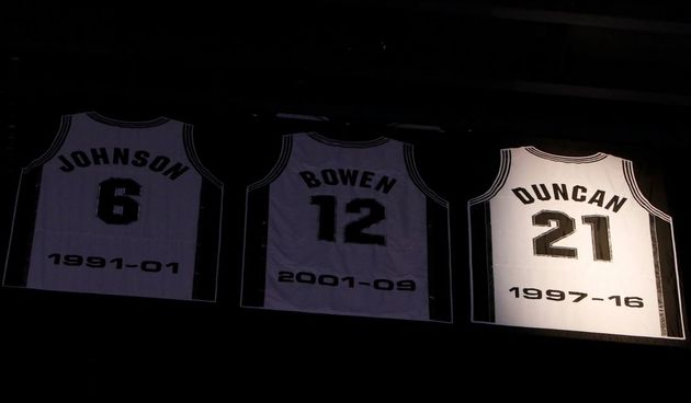 Tim Duncan – umirovljen dres