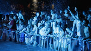 Split, 200810.
Koncert “Funk on the beach” u cast preminulog Dina Dvornika odrzan je na plazi Bacvice u organizaciji Deana Dvornika. Koncert je kasnio dva sata, dok je vise od 6 tisuca poklonika Dina Dvornika cekalo pocetak.
Foto: Duje Klaric / CROPIX Split, 200810.
Koncert “Funk on the beach” u cast preminulog Dina Dvornika odrzan je na plazi Bacvice u organizaciji Deana Dvornika. Koncert je kasnio dva sata, dok je vise od 6 tisuca poklonika Dina Dvornika cekalo pocetak.
Foto: Duje Klaric / CROPIX