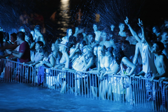 Split, 200810.
Koncert “Funk on the beach” u cast preminulog Dina Dvornika odrzan je na plazi Bacvice u organizaciji Deana Dvornika. Koncert je kasnio dva sata, dok je vise od 6 tisuca poklonika Dina Dvornika cekalo pocetak.
Foto: Duje Klaric / CROPIX Split, 200810.
Koncert “Funk on the beach” u cast preminulog Dina Dvornika odrzan je na plazi Bacvice u organizaciji Deana Dvornika. Koncert je kasnio dva sata, dok je vise od 6 tisuca poklonika Dina Dvornika cekalo pocetak.
Foto: Duje Klaric / CROPIX