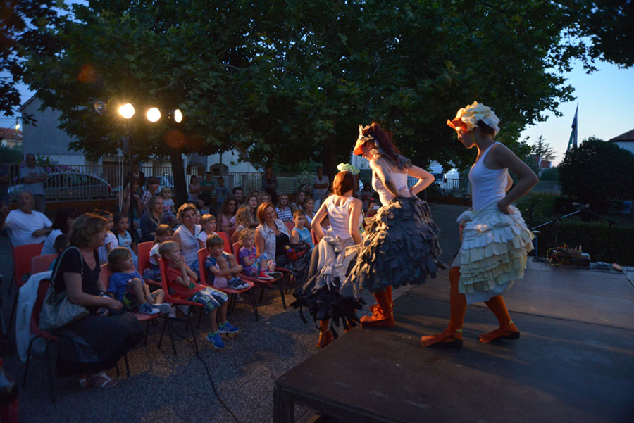 Ružno pače u izvedbi Dragon Teatra Ružno pače u izvedbi Dragon Teatra