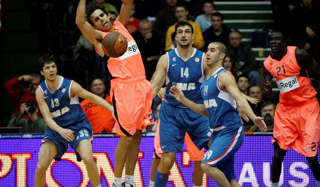 Zagreb, 101209. KC Drazen Petrovic. Euroliga 7. kolo skupine A. Cibona – Barcelona. Na fotografiji: Marko Tomas, Victor Sada  , Dalibor Bagaric i Vedran Princ. Foto: Ronald Gorsic / CROPIX