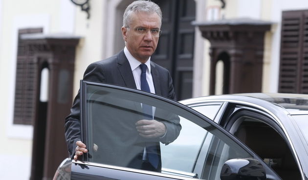 Zagreb, 271211.
Vlada, Banski dvori.
Prvi radni dan nove Vlade Zorana Milanovica. 
Na slici: ministar zdravstva Rajko Ostojic nakon sastanka, ulazi u automobil.
Foto: Goran Mehkek / Cropix