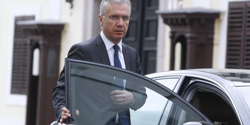 Zagreb, 271211.
Vlada, Banski dvori.
Prvi radni dan nove Vlade Zorana Milanovica. 
Na slici: ministar zdravstva Rajko Ostojic nakon sastanka, ulazi u automobil.
Foto: Goran Mehkek / Cropix