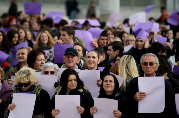 Zadar, 051212.
Nekoliko stotina zadarskih srednjoskolaca okupilo se danas u cast Arheoloskog muzeja kako bi sudjelovali u tzv. milenijskoj fotografiji Sime Strikomana. U povodu 180. godisnjice postojanja te najstarije zadarske ustanove kultura na prostoru Zadar, 051212.
Nekoliko stotina zadarskih srednjoskolaca okupilo se danas u cast Arheoloskog muzeja kako bi sudjelovali u tzv. milenijskoj fotografiji Sime Strikomana. U povodu 180. godisnjice postojanja te najstarije zadarske ustanove kultura na prostoru