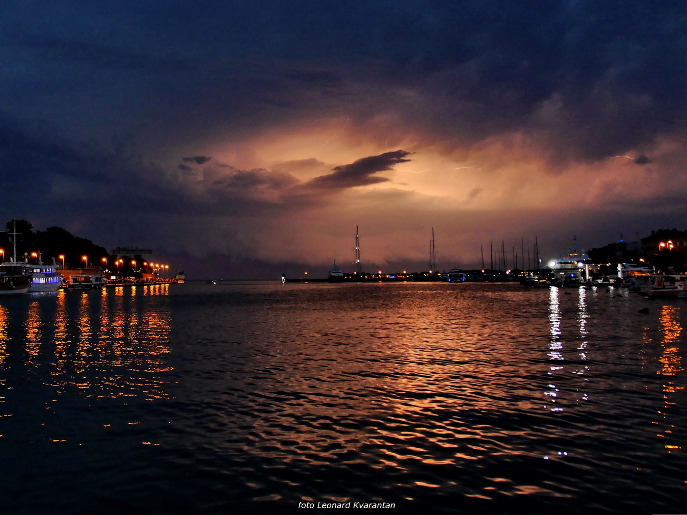 Munje nad zadarskom lukom