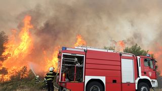 Lozovac: veliki požar zaprijetio kućama, kopnenim snagama pridružila se četiri kanadera Lozovac: veliki požar zaprijetio kućama, kopnenim snagama pridružila se četiri kanadera