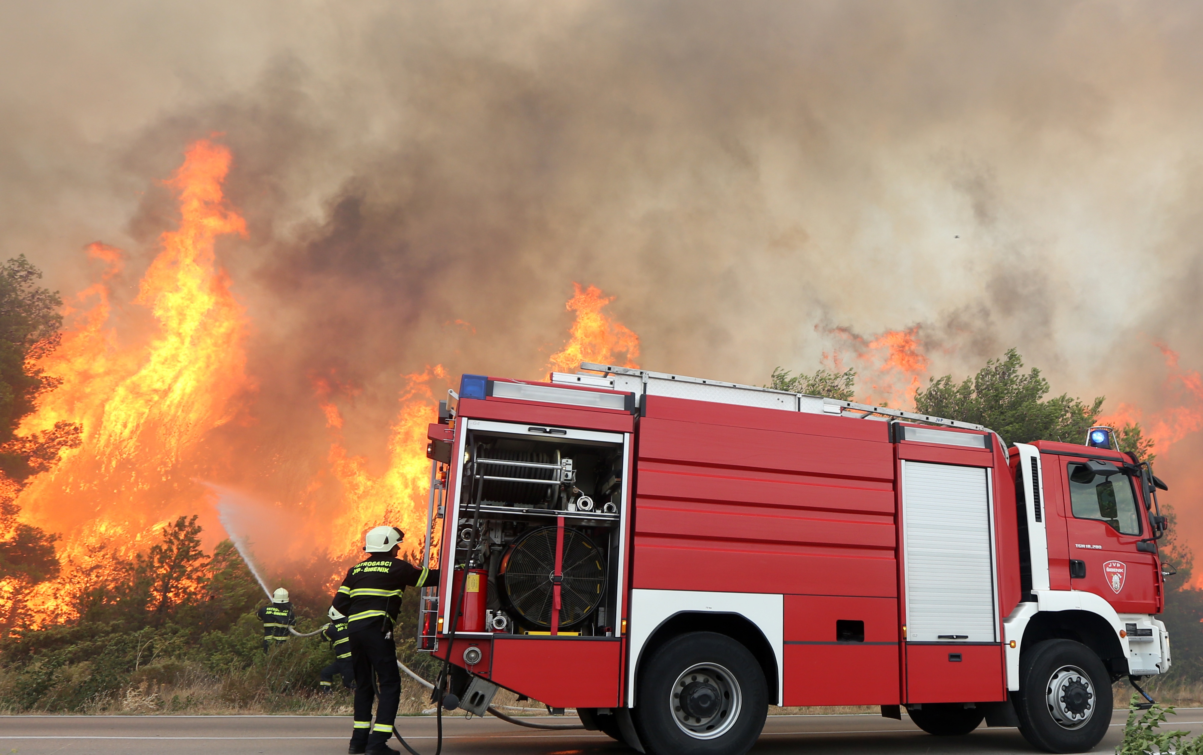 Lozovac: veliki požar zaprijetio kućama, kopnenim snagama pridružila se četiri kanadera Lozovac: veliki požar zaprijetio kućama, kopnenim snagama pridružila se četiri kanadera