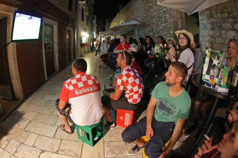 Utakmica Hrvatske i Kameruna gledala se u zadarskim kafićima, foto: Filip Brala/PIXSELL Utakmica Hrvatske i Kameruna gledala se u zadarskim kafićima, foto: Filip Brala/PIXSELL