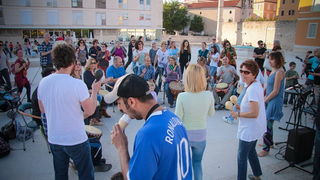 Glazbeno scenski nastup “Iskra ljubavi za mir” i grupna meditacija na Forumu