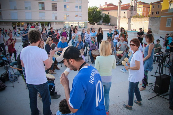 Glazbeno scenski nastup “Iskra ljubavi za mir” i grupna meditacija na Forumu