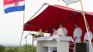 Misa na ostacima crkve na Petrini, foto: Leo Banić Misa na ostacima crkve na Petrini, foto: Leo Banić