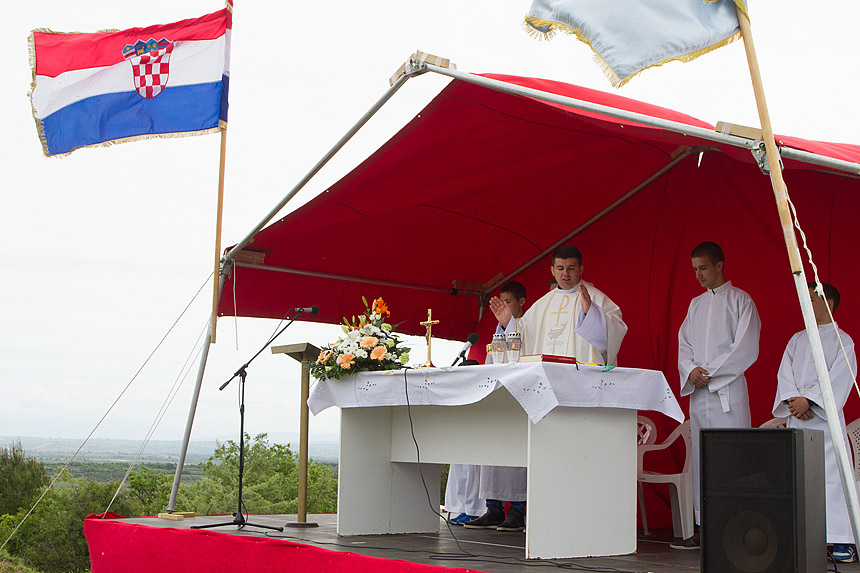 Misa na ostacima crkve na Petrini, foto: Leo Banić Misa na ostacima crkve na Petrini, foto: Leo Banić