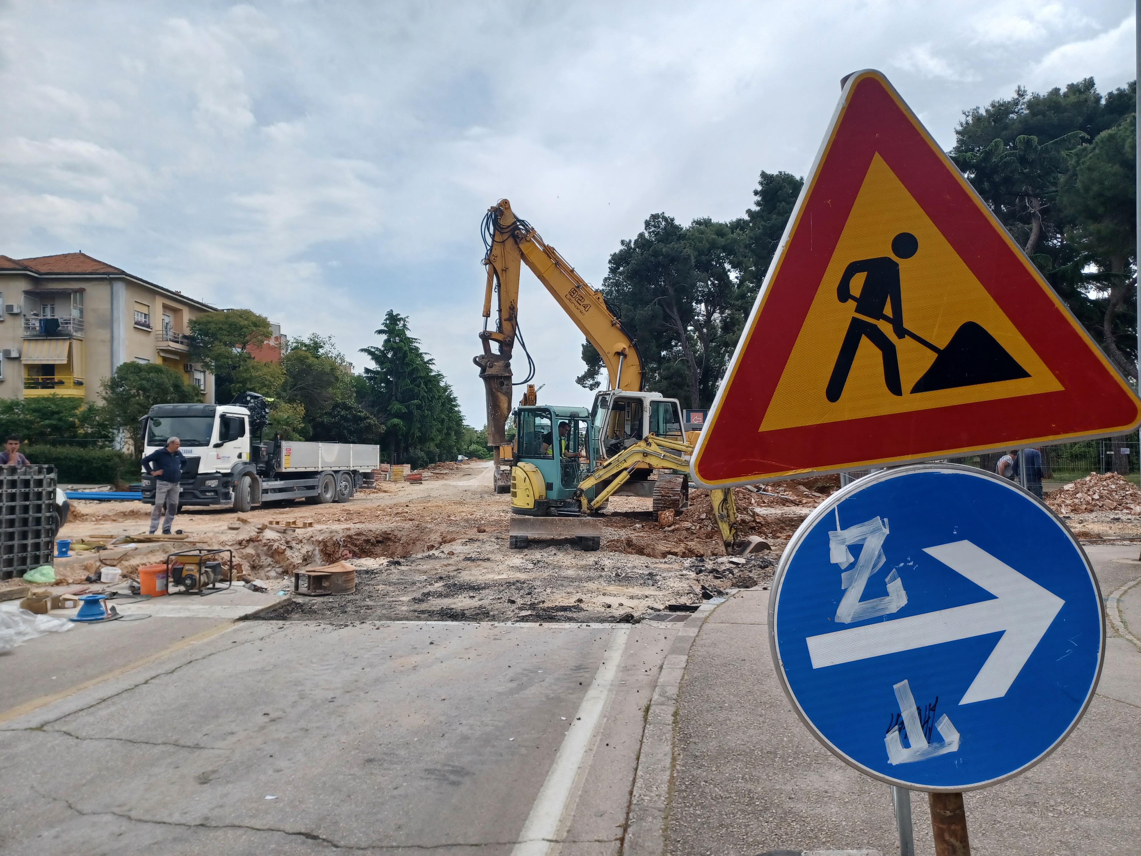 Raskrižje ulica dr. Franje Tuđmana i Josipa bana Jelačića Raskrižje ulica dr. Franje Tuđmana i Josipa bana Jelačića