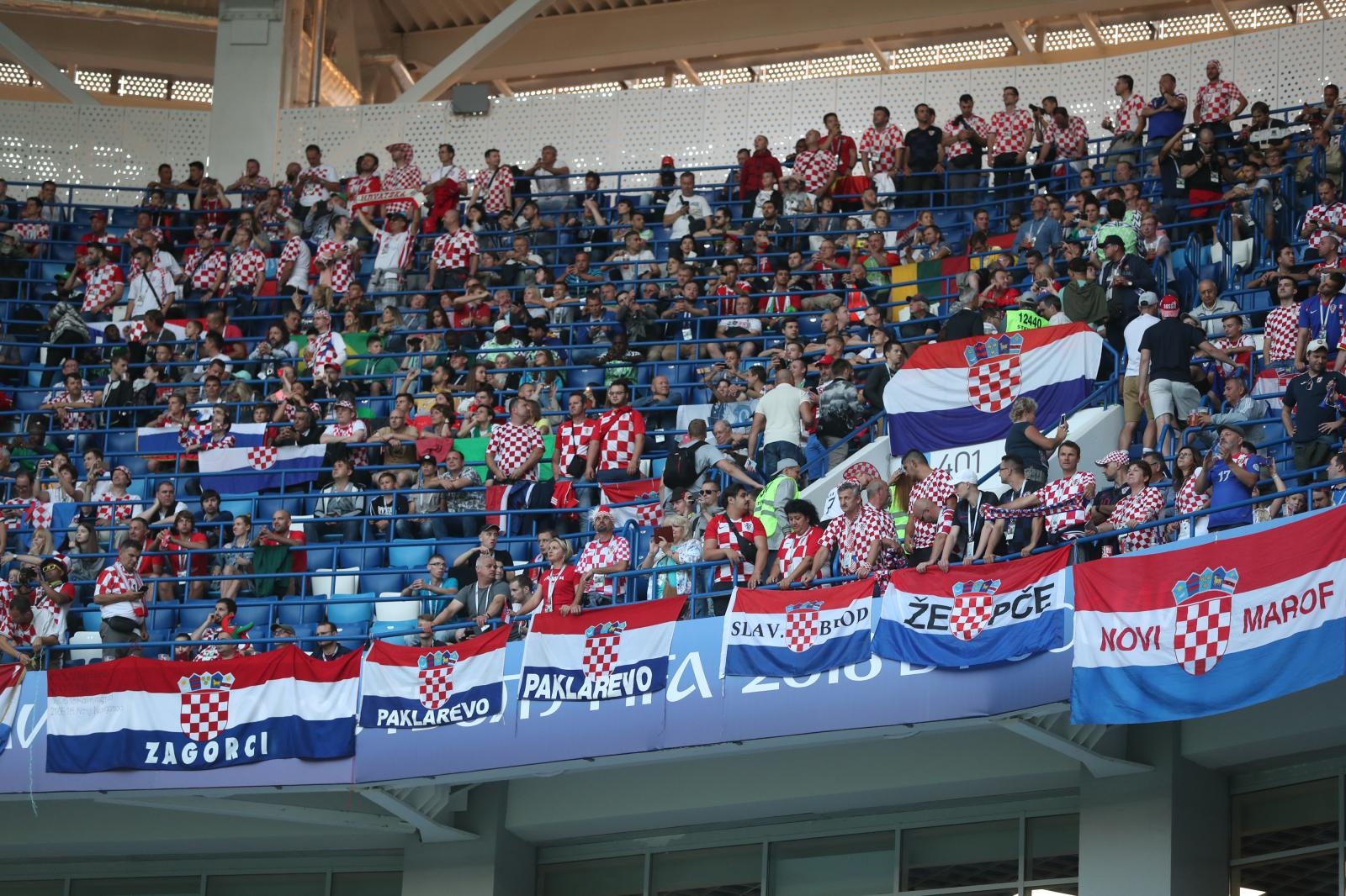 Veseli hrvatski navijači u kockicama ispunili Baltik Arenu u Kalinjingradu Veseli hrvatski navijači u kockicama ispunili Baltik Arenu u Kalinjingradu