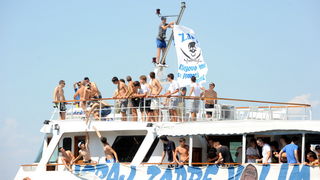 Zadar, 200811.
Navijacka skupina Tornado iz Zadra krenula je brodom na nogometnu utakmicu 5. kola 1. HNL-a u Sibeniku
Foto: Andrija Lucic / CROPIX Zadar, 200811.
Navijacka skupina Tornado iz Zadra krenula je brodom na nogometnu utakmicu 5. kola 1. HNL-a u Sibeniku
Foto: Andrija Lucic / CROPIX