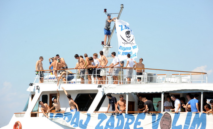 Zadar, 200811.
Navijacka skupina Tornado iz Zadra krenula je brodom na nogometnu utakmicu 5. kola 1. HNL-a u Sibeniku
Foto: Andrija Lucic / CROPIX Zadar, 200811.
Navijacka skupina Tornado iz Zadra krenula je brodom na nogometnu utakmicu 5. kola 1. HNL-a u Sibeniku
Foto: Andrija Lucic / CROPIX