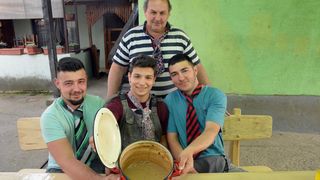 Uskoci: Dok plovimo na splavi, boravimo u loncima – otac i tri sina vlasnici zanimljivog plovila Uskoci: Dok plovimo na splavi, boravimo u loncima – otac i tri sina vlasnici zanimljivog plovila