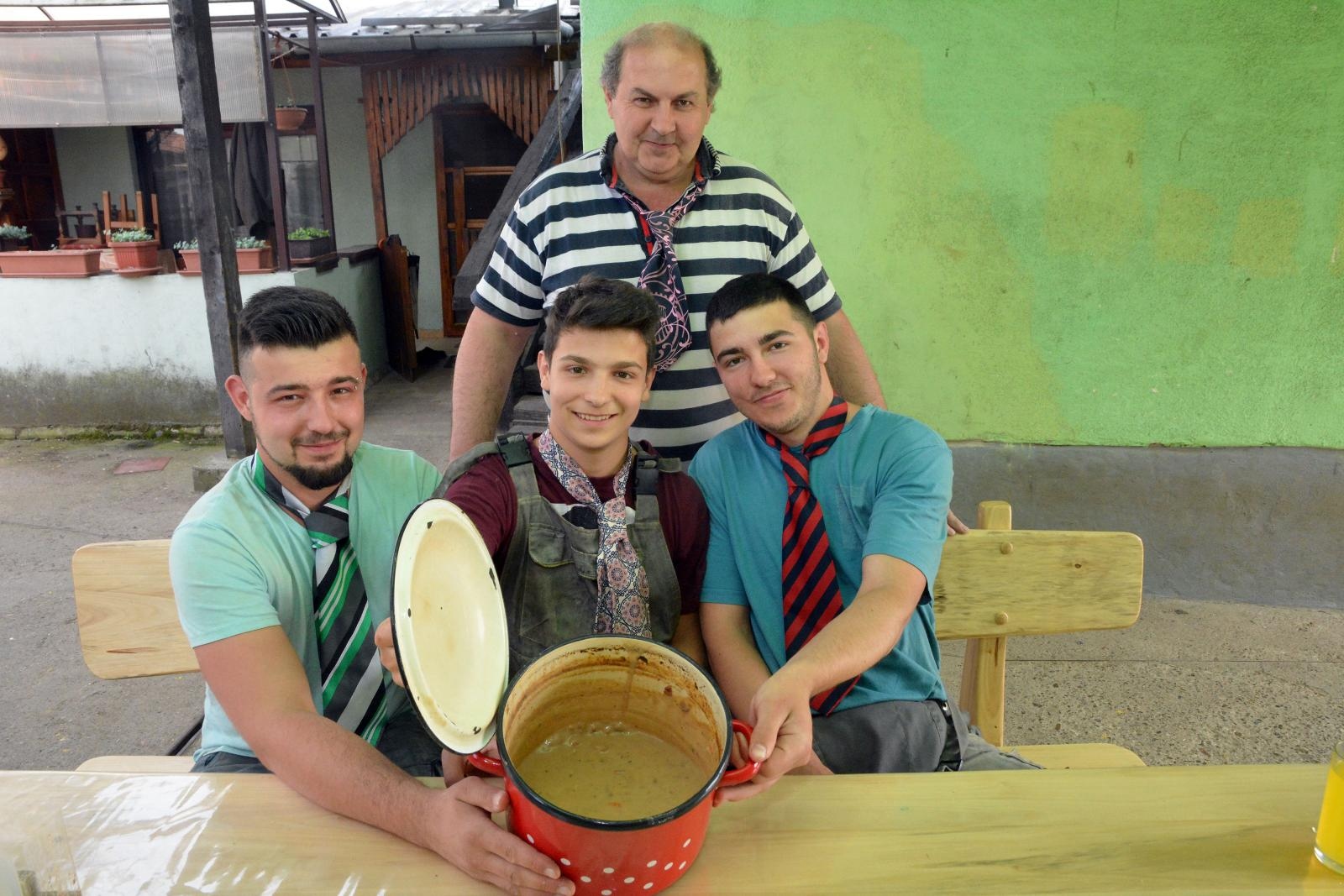 Uskoci: Dok plovimo na splavi, boravimo u loncima – otac i tri sina vlasnici zanimljivog plovila Uskoci: Dok plovimo na splavi, boravimo u loncima – otac i tri sina vlasnici zanimljivog plovila