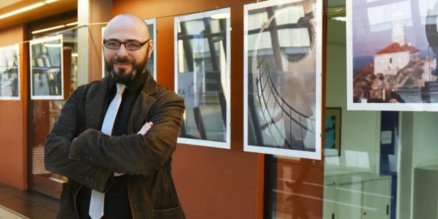 Na Filozofskom fakultetu Sveucilista u Zagrebu otvorena je izlozba i odrzano predavanje Legende svjetla. Predavanje i izlozba organizirani su uz visoko pokroviteljstvo Ureda Tonina Picule, zastupnika u Europskom parlamentu i potpredsjednika Medjuskupine z Na Filozofskom fakultetu Sveucilista u Zagrebu otvorena je izlozba i odrzano predavanje Legende svjetla. Predavanje i izlozba organizirani su uz visoko pokroviteljstvo Ureda Tonina Picule, zastupnika u Europskom parlamentu i potpredsjednika Medjuskupine z