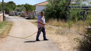 Veliki požar kod Smokovića zahvatio i parkirane automobile