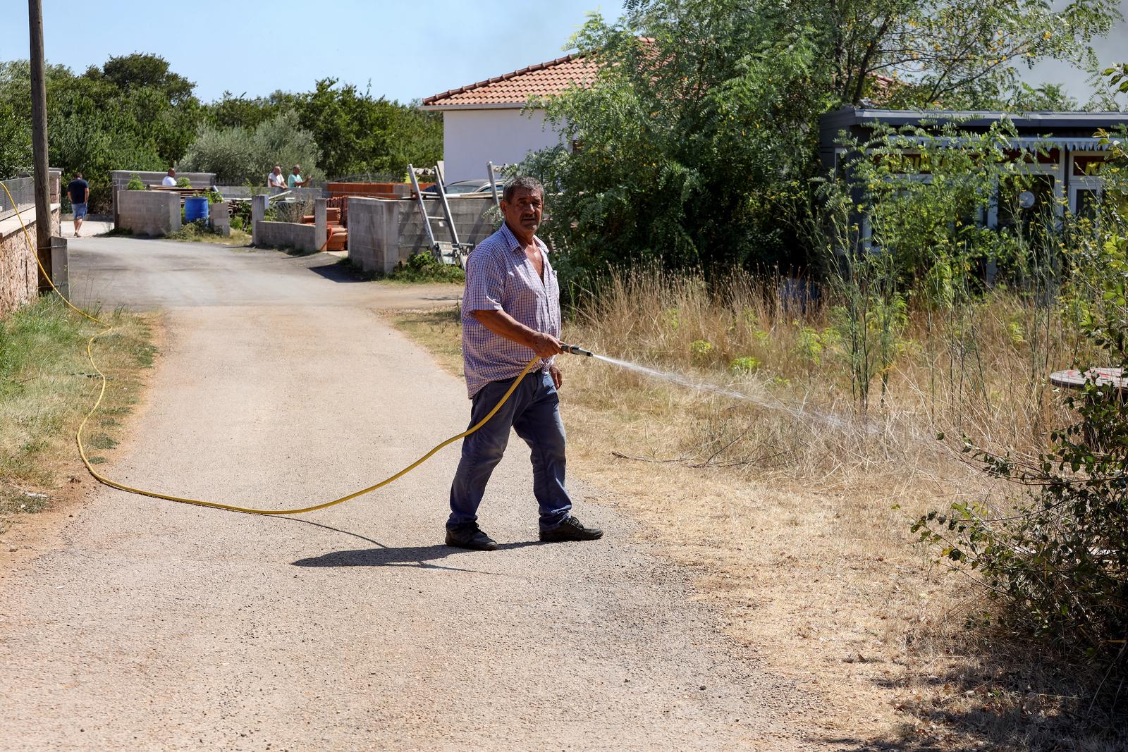 Veliki požar kod Smokovića zahvatio i parkirane automobile