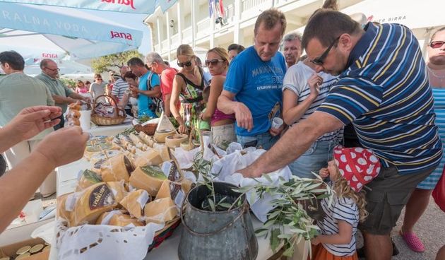 Kolan: Na prvoj Fešti od sira posjetitelji uživali u paškom siru, pršutu, vinu i maslinovom ulju, Photo: Dino Stanin/PIXSELL