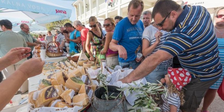 Kolan: Na prvoj Fešti od sira posjetitelji uživali u paškom siru, pršutu, vinu i maslinovom ulju, Photo: Dino Stanin/PIXSELL