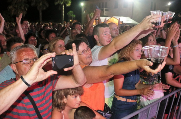 Virsko ljeto 2016: Tomislav Bralić i klapa Intrade oduševili 12 tisuća obožavatelja na virskoj rivi Virsko ljeto 2016: Tomislav Bralić i klapa Intrade oduševili 12 tisuća obožavatelja na virskoj rivi