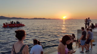 Zalazak sunca i Craft Beer Festival na zadarskoj rivi. Foto: Mladen Malik Zalazak sunca i Craft Beer Festival na zadarskoj rivi. Foto: Mladen Malik