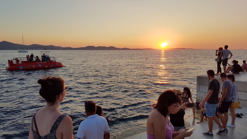 Zalazak sunca i Craft Beer Festival na zadarskoj rivi. Foto: Mladen Malik Zalazak sunca i Craft Beer Festival na zadarskoj rivi. Foto: Mladen Malik