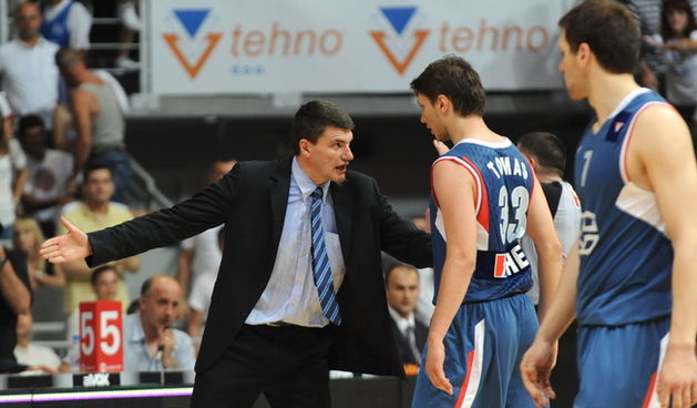 Zadar, 080610.
Dvorana Kresimir Cosic. 
Cetvrta finalna kosarkaska utkmica izmedju Zadra i Cibone.
Na fotografiji: Velimir Perasovic prigovara Tomasu.
Foto: Andrija Lucic / CROPIX