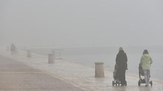 Zadar već treći dan okovan gustom maglom. Foto: Dino Stanin/Pixsell