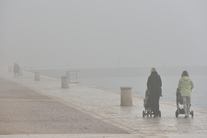 Zadar već treći dan okovan gustom maglom. Foto: Dino Stanin/Pixsell