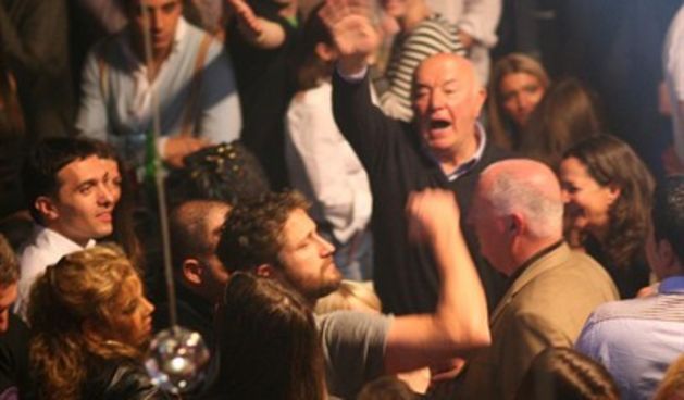 Gerard Butler u ludom provodu uz rakiju i narodnjake (Foto: HaloPix/PIXEL)