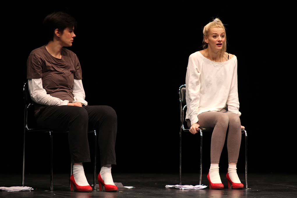 Kazalište KNAP i Umjetnička organizacija Kravice, predstava “Glumice&to”; foto Iva Perinčić Kazalište KNAP i Umjetnička organizacija Kravice, predstava “Glumice&to”; foto Iva Perinčić