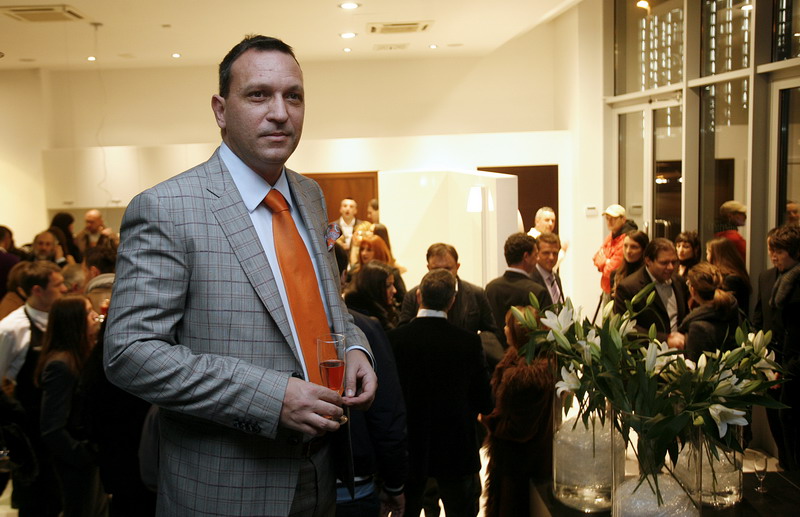 direktor i vlasnik Art interijera Neno Jankovic; Domjenak za novinare i goste povodom otvorenja salona kupaonske galanterije Art interijera u tornju poslovnog centra Almeria na Vukovarskoj ulici. Okupljeni su imali priliku vidjeti atraktivnu prezentaciju direktor i vlasnik Art interijera Neno Jankovic; Domjenak za novinare i goste povodom otvorenja salona kupaonske galanterije Art interijera u tornju poslovnog centra Almeria na Vukovarskoj ulici. Okupljeni su imali priliku vidjeti atraktivnu prezentaciju