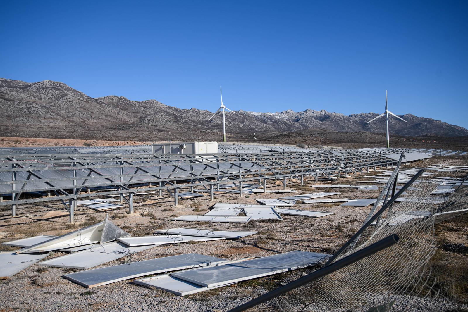 U Zatonu Obrovačkom bura uništila jednu od najvećih solarnih elektrana u Hrvatskoj U Zatonu Obrovačkom bura uništila jednu od najvećih solarnih elektrana u Hrvatskoj