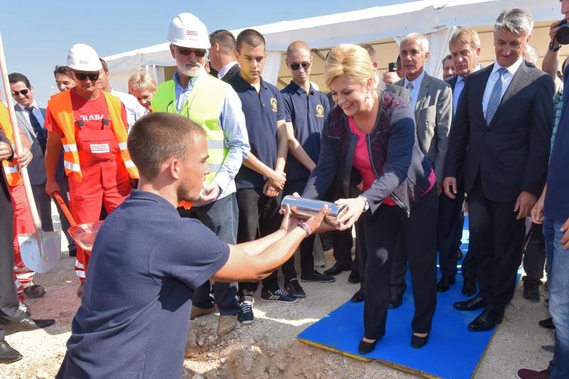Predsjednica Kolinda Grabar Kitarović otvorila radove na zgradi putničkog terminala u Gaženici. Photo: Dino Stanin/PIXSELL Predsjednica Kolinda Grabar Kitarović otvorila radove na zgradi putničkog terminala u Gaženici. Photo: Dino Stanin/PIXSELL