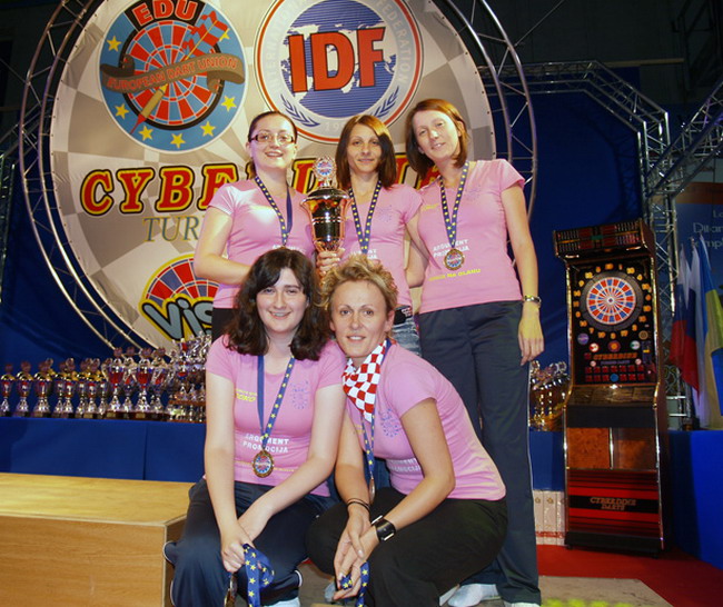 Djevojke iz zagrebacke ekipe Dream Team Kvim osvojile su trece mjesto na klupskom prvenstvu Europe (stoje slijeva): Domsic, Zidar, Cavar; (cuce) Lesic i Zubek