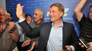 Zadar, 190513.
Lokalni izbori 2013.
Stozer HDZ-a.
HDZ slavi pobjedu na lokalnim izborima. Prema nesluzbenim rezultatima pobijedili su u utrci za zupanijsku skupstinu, gradsko vijece, stari novi zupan Stipe Zrilic je takodjer premocno pobijedio, a Bozidar Zadar, 190513.
Lokalni izbori 2013.
Stozer HDZ-a.
HDZ slavi pobjedu na lokalnim izborima. Prema nesluzbenim rezultatima pobijedili su u utrci za zupanijsku skupstinu, gradsko vijece, stari novi zupan Stipe Zrilic je takodjer premocno pobijedio, a Bozidar