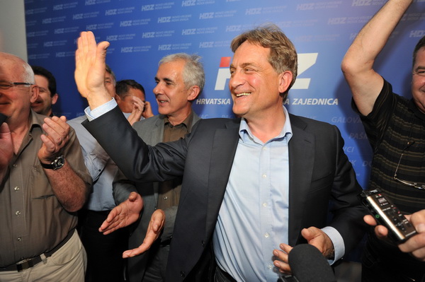 Zadar, 190513.
Lokalni izbori 2013.
Stozer HDZ-a.
HDZ slavi pobjedu na lokalnim izborima. Prema nesluzbenim rezultatima pobijedili su u utrci za zupanijsku skupstinu, gradsko vijece, stari novi zupan Stipe Zrilic je takodjer premocno pobijedio, a Bozidar Zadar, 190513.
Lokalni izbori 2013.
Stozer HDZ-a.
HDZ slavi pobjedu na lokalnim izborima. Prema nesluzbenim rezultatima pobijedili su u utrci za zupanijsku skupstinu, gradsko vijece, stari novi zupan Stipe Zrilic je takodjer premocno pobijedio, a Bozidar