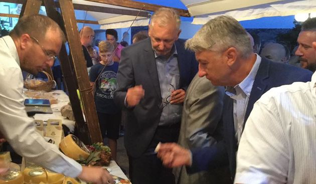 Župan Longin na Fešti od sira u Kolanu