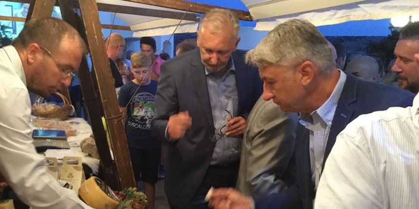 Župan Longin na Fešti od sira u Kolanu