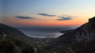 Vis 210812.
Otok Vis jedan je od najudaljenijih hrvatskih otoka koji broji nesto manje od 3 i pol tisuce stanovnika.No u vrijeme turisticke sezone otok postaje omiljena destinacija turistima od kojih je tradicionalno u kolovozu najvise Talijana.Vis ima bo
