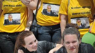 Zadar, 170513. 
Danas su se ucenici zavrsnih razreda zadarskih srednjih skola oprostili od skolskih klupa tradicionalnom Norijadom. 
Uz neizostavni alkohol, pjesmu i prosipanje brasna i jaja po centru grada, nakratko su privukli pozornost prolaznika na se