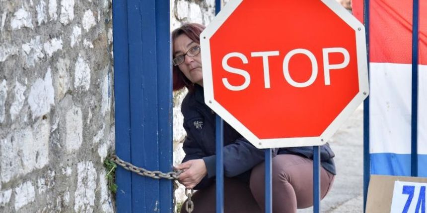 Zadar – Prosvjed radnica Adrie, koje su jutros blokirale ulaz u tvornicu stecajnom upravitelju. Adria, stecaj. Photo: Dino Stanin/PIXSELL Zadar – Prosvjed radnica Adrie, koje su jutros blokirale ulaz u tvornicu stecajnom upravitelju. Adria, stecaj. Photo: Dino Stanin/PIXSELL